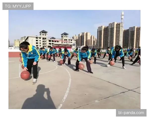 篮球中线规则全解析：区分进攻回场与合法运球的关键