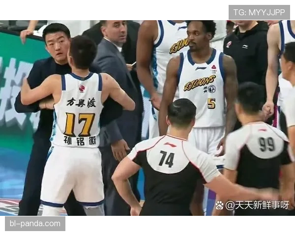 阻挡犯规判罚为何经常引发争议？裁判标准全解析